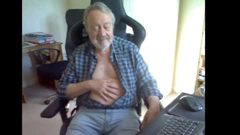 Snapshot of erasmus_d chatting on 28, 4, 2026 erasmus_d online show from 28, 4, 2026