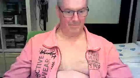 Snapshot of erbee62 chatting on 23, 4, 2026 ErBee62 online show from 23, 4, 2026