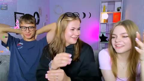 Snapshot of esma_shine chatting on 19, 9, 2025 esma_shine online show from 19, 9, 2025