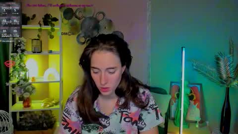 Snapshot of esma_shine chatting on 8, 10, 2025 esma_shine online show from 8, 10, 2025