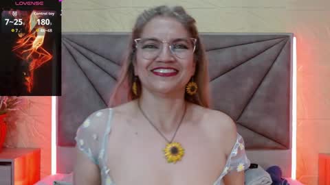 Snapshot of esmeralda_oikos chatting on 23, 5, 2026 Esmeralda .INDEPENDENT MODEL online Monday to Saturday 3 pm Chicago online show from 23, 5, 2026