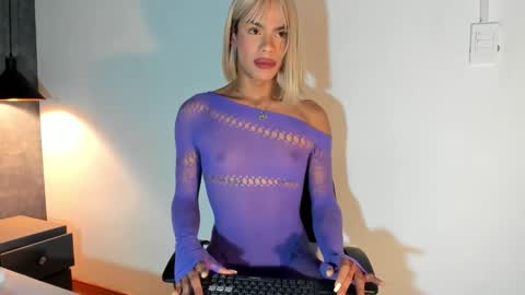 Snapshot of esteban_cor chatting on 14, 10, 2025 Salome online show from 14, 10, 2025