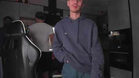 Snapshot of esthetics_boys chatting on 20, 12, 2025 LOUIS online show from 20, 12, 2025