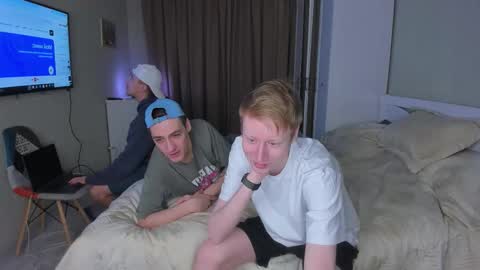 Snapshot of esthetics_boys chatting on 3, 2, 2026 LOUIS online show from 3, 2, 2026