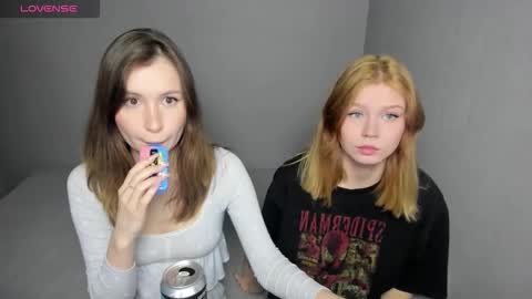 Snapshot of eumomino chatting on 22, 10, 2025 Veronica Tiia Lilith left to right online show from 22, 10, 2025