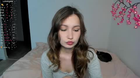 Veronica Tiia Lilith left to right online show from 16, 4, 2026