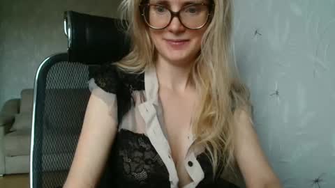 Snapshot of eva2323 chatting on 19, 9, 2025 eva2323 online show from 19, 9, 2025