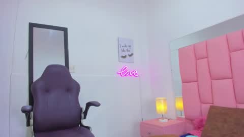 Snapshot of evaa_white chatting on 12, 11, 2025 evaa_white online show from 12, 11, 2025