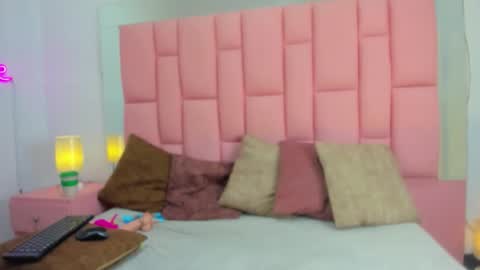 Snapshot of evaa_white chatting on 1, 12, 2025 evaa_white online show from 1, 12, 2025