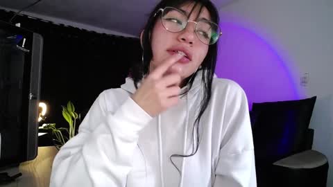 Kissed by an angel  IG evee  lyn20 online show from 18, 12, 2024