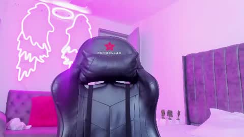 evelin__thompsson online show from 18, 7, 2026