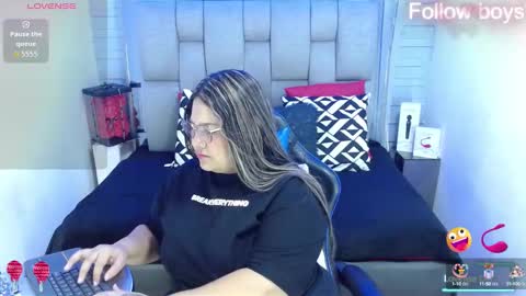 Snapshot of evelin_zaens chatting on 12, 10, 2025 evelin zaens online show from 12, 10, 2025