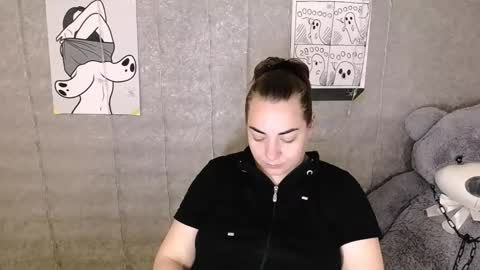 Snapshot of evelineli chatting on 2, 11, 2025 Lydia online show from 2, 11, 2025