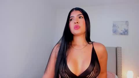 Snapshot of evelyn_montoya chatting on 27, 10, 2025 Evelyn online show from 27, 10, 2025