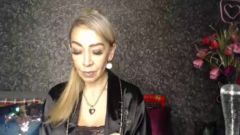 Snapshot of evelynagrey chatting on 4, 1, 2025 EvelynaGrey online show from 4, 1, 2025