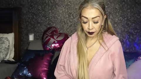 Snapshot of evelynagrey chatting on 7, 1, 2025 EvelynaGrey online show from 7, 1, 2025