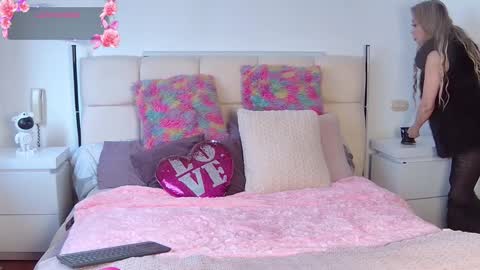 Snapshot of evelynagrey chatting on 7, 10, 2025 EvelynaGrey online show from 7, 10, 2025