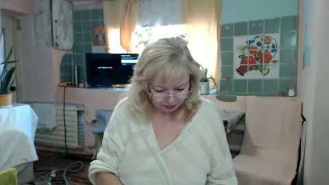 Snapshot of evelynloveshy chatting on 15, 1, 2025 BarbaraBlondy online show from 15, 1, 2025