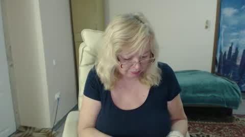 Snapshot of evelynloveshy chatting on 2, 2, 2025 BarbaraBlondy online show from 2, 2, 2025