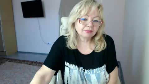 Snapshot of evelynloveshy chatting on 25, 2, 2025 BarbaraBlondy online show from 25, 2, 2025