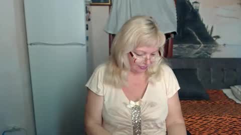 Snapshot of evelynloveshy chatting on 9, 10, 2025 BarbaraBlondy online show from 9, 10, 2025