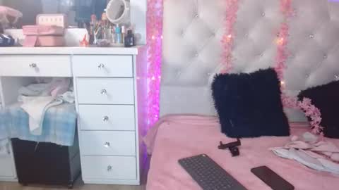 eyes_moonn online show from 17, 11, 2025