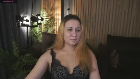 Snapshot of famousemuse chatting on 22, 4, 2026 famousemuse online show from 22, 4, 2026