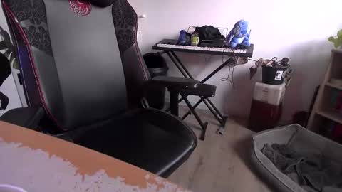 fem_alice_louis_dom online show from 1, 4, 2026