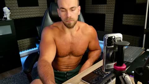 Snapshot of finch93 chatting on 8, 9, 2025 Nick online show from 8, 9, 2025