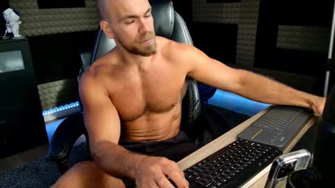 Snapshot of finch93 chatting on 12, 9, 2025 Nick online show from 12, 9, 2025