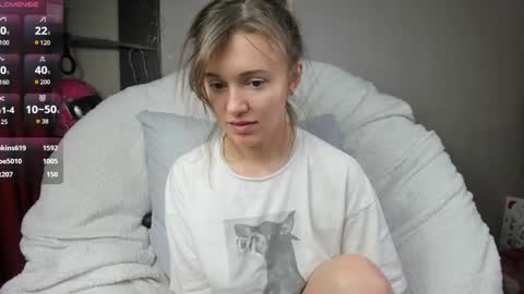 Snapshot of foxy_blond chatting on 6, 2, 2025 Foxy online show from 6, 2, 2025