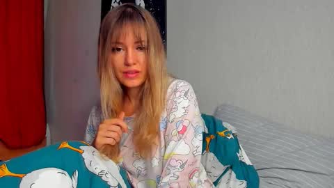 Snapshot of foxy_blond chatting on 19, 9, 2025 Foxy online show from 19, 9, 2025