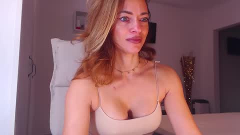 Snapshot of foxyadele_ chatting on 14, 10, 2025 Adela - Single mom. 40 y online show from 14, 10, 2025