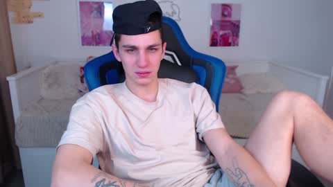 Snapshot of frank_mooree chatting on 17, 12, 2024 Frank online show from 17, 12, 2024