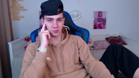 Snapshot of frank_mooree chatting on 5, 1, 2025 Frank online show from 5, 1, 2025