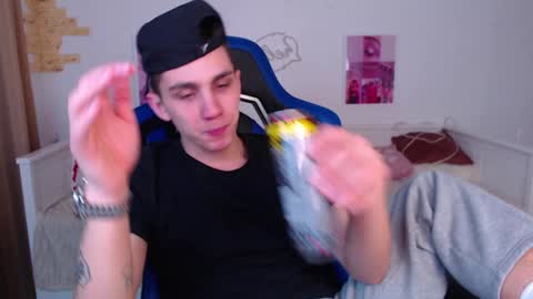 Snapshot of frank_mooree chatting on 7, 1, 2025 Frank online show from 7, 1, 2025