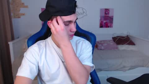 Snapshot of frank_mooree chatting on 12, 1, 2025 Frank online show from 12, 1, 2025