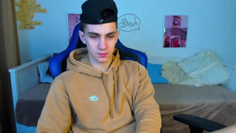 Snapshot of frank_mooree chatting on 8, 2, 2025 Frank online show from 8, 2, 2025