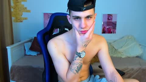 Snapshot of frank_mooree chatting on 8, 2, 2025 Frank online show from 8, 2, 2025