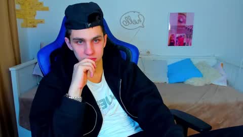 Snapshot of frank_mooree chatting on 7, 3, 2025 Frank online show from 7, 3, 2025