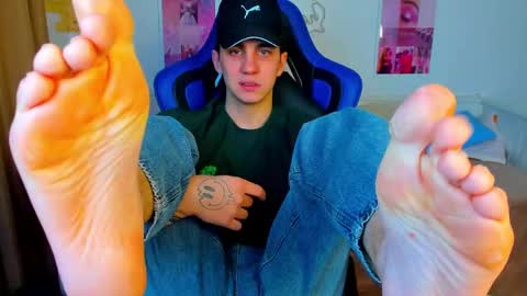 Snapshot of frank_mooree chatting on 8, 3, 2025 Frank online show from 8, 3, 2025