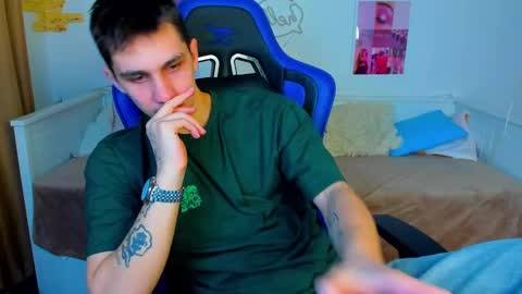 Snapshot of frank_mooree chatting on 8, 3, 2025 Frank online show from 8, 3, 2025