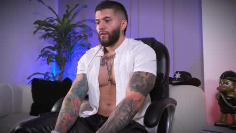 Snapshot of frankfarrellx chatting on 15, 4, 2026 Frank Farrell. Hey remember to give me a thumbs up Ty online show from 15, 4, 2026