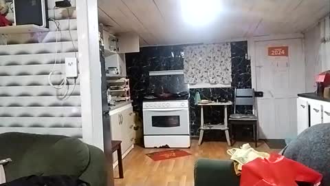 Frizzy girl online show from 4, 12, 2024