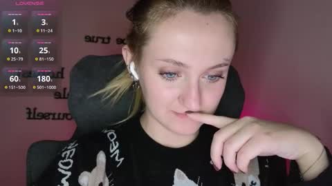 Snapshot of frosty_blueberries4 chatting on 23, 11, 2025 ANA online show from 23, 11, 2025