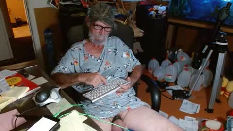 Snapshot of funmike2000 chatting on 25, 10, 2025 mike online show from 25, 10, 2025