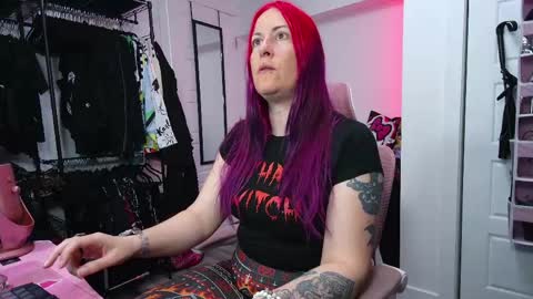 Snapshot of gennyrock chatting on 25, 4, 2026 Genny Rock and online show from 25, 4, 2026