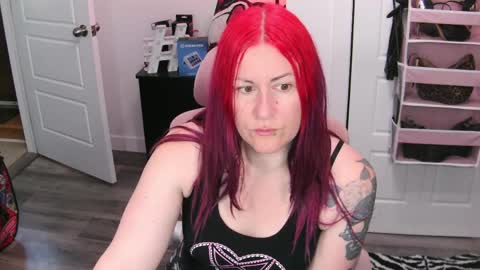 Snapshot of gennyrock chatting on 17, 5, 2026 Genny Rock and online show from 17, 5, 2026