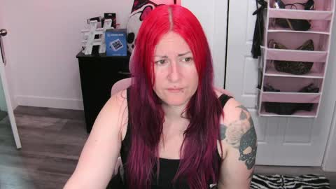 Snapshot of gennyrock chatting on 25, 5, 2026 Genny Rock and online show from 25, 5, 2026