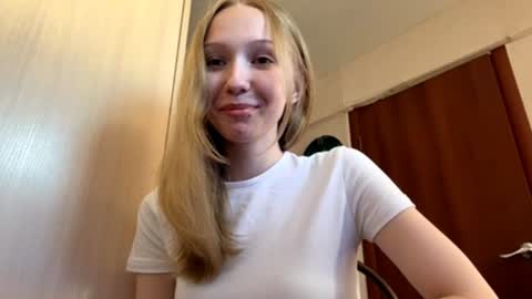 Snapshot of gertrudeuran chatting on 16, 6, 2026 Sophie online show from 16, 6, 2026